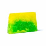 Handgemaakt blok zeep met de geur van Mojito, de populaire cocktail met munt en limoen. Deze soap bar is ook geschikt als dreadlock shampoo. Door je dreads met deze zeep te wassen blijven ze schoon en help je de vervilting van je dreads te bevorderen, waardoor minder onderhoud nodig is. Een dergelijk product is daarmee eigenlijk onmisbaar voor de verzorging van dreadlocks. Wij adviseren je dreads 2 of 3 keer per week te wassen, voor het beste resultaat.