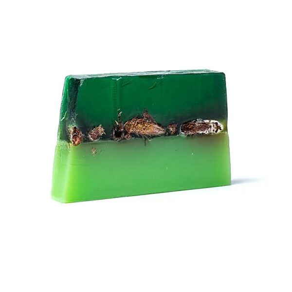 Handgemaakt blok zeep met echte dennenknoppen erin. Deze soap bar is ook geschikt als dreadlock shampoo. Door je dreads met deze zeep te wassen blijven ze schoon en help je de vervilting van je dreads te bevorderen, waardoor minder onderhoud nodig is. Een dergelijk product is daarmee eigenlijk onmisbaar voor de verzorging van dreadlocks. Wij adviseren je dreads 2 of 3 keer per week te wassen, voor het beste resultaat.