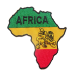 Strijkembleem in de vorm van het continent Afrika in de kleuren groen, geen en rood. Naast de Rasta-driekleur staat ook 'The Lion of Judah' afgebeeld op deze patch. Het embleem heeft een zwarte rand en bovenaan is het opschrift 'AFRICA' geborduurd. Het embleem kan eenvoudig worden aangebracht op kleding of andere accessoires van textiel, door het met een heet strijkijzer aan te duwen.