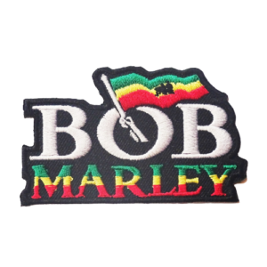 Strijkembleem voor de fans van reggae legende Bob Marley. Deze patch kan eenvouding op kleding worden aangebracht met een strijkijzer. Naast de naam 'Bob Marley' is ook de Ethiopische vlag met de bekende Rasta-driekleur en de 'Lion of Judah' afgebeeld.