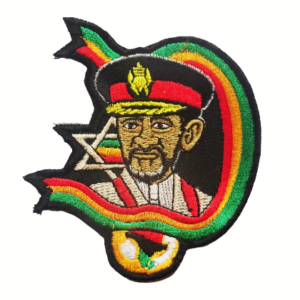 Zeer mooi embleem met afbeelding van keizer Haile Selassie I van Ethiopië. Een voor Rasta's erg belangrijk persoon. Haile Selassie werd geboren als Tafari Makonnen en kreeg later de titel 'Ras'. Hierin vind de term 'Rastafari' zijn oorsprong. Rasta's zijn dus in feite volgelingen van Haile Selassie I.