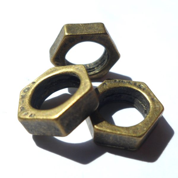 Bronskleurige metalen kraal bedoeld voor de versiering van dreadlocks. De dreadlock-kraal heeft de vorm van een moer en is afgewerkt met een duurzame bronskleurige coating. Door het grote gat van 9 mm is de kraal geschikt voor dikke dreads.